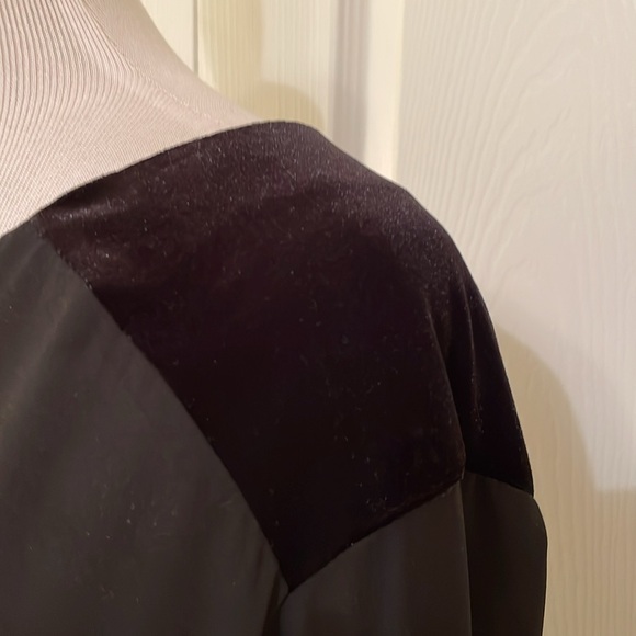 Ann Taylor black mixed media top size 8. - Picture 3 of 8